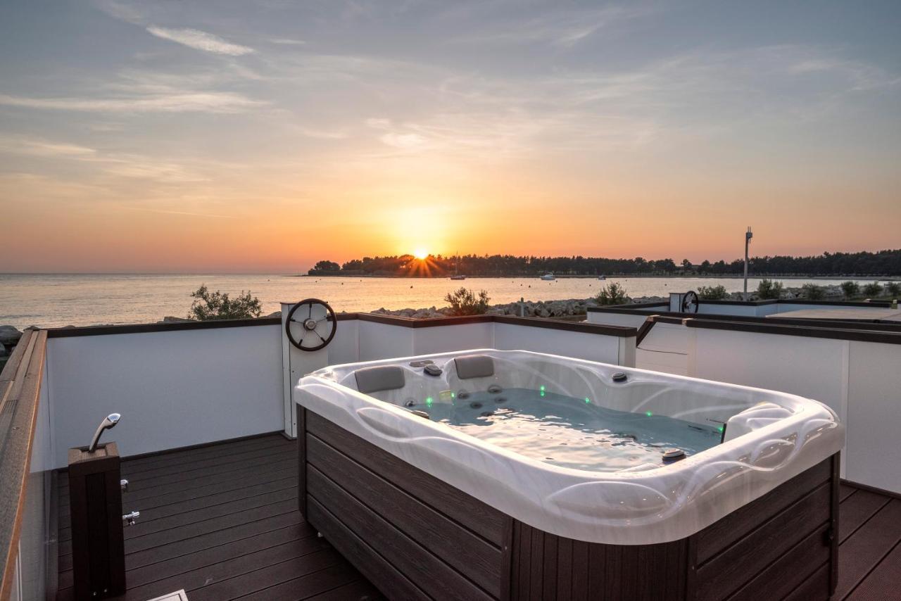 The Sea Lodges Novigrad - Bootshaus Floating Sea House Esterno foto