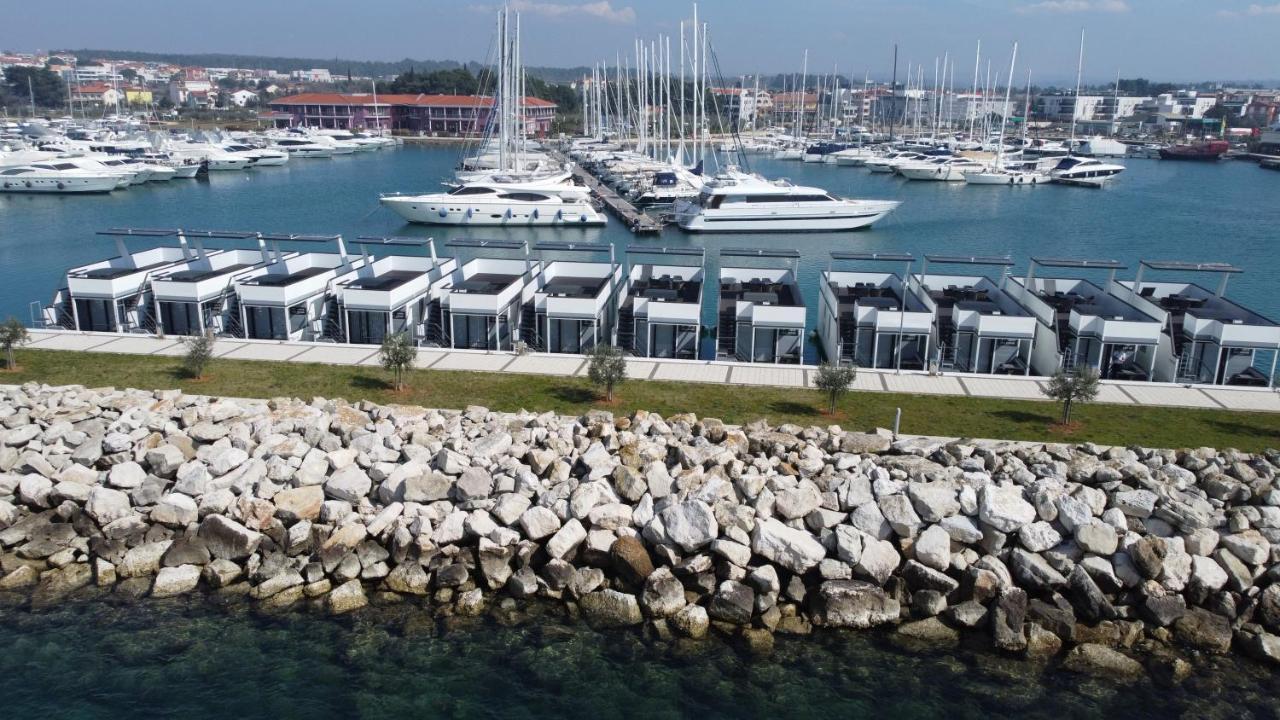 The Sea Lodges Novigrad - Bootshaus Floating Sea House Esterno foto