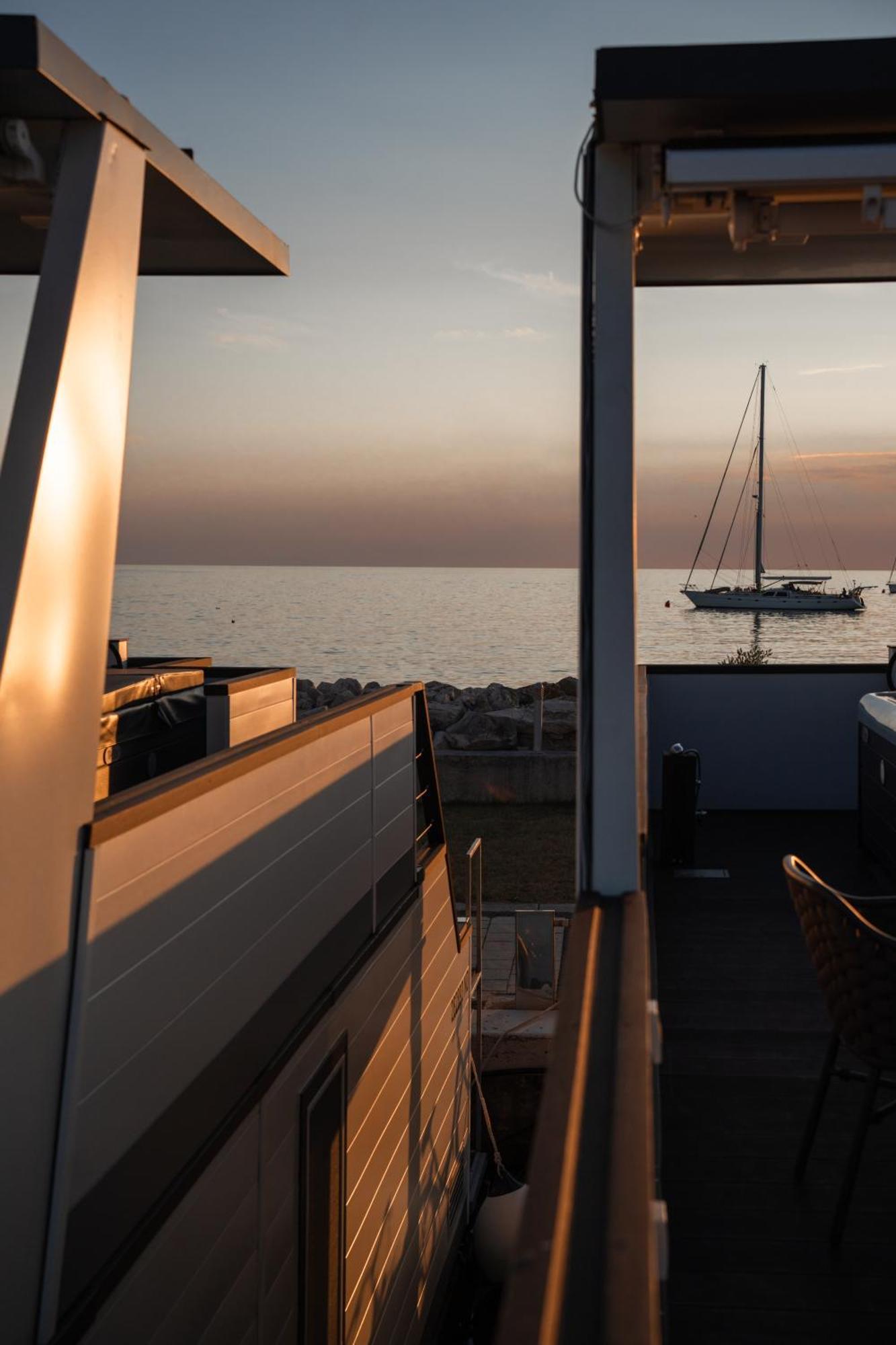 The Sea Lodges Novigrad - Bootshaus Floating Sea House Esterno foto