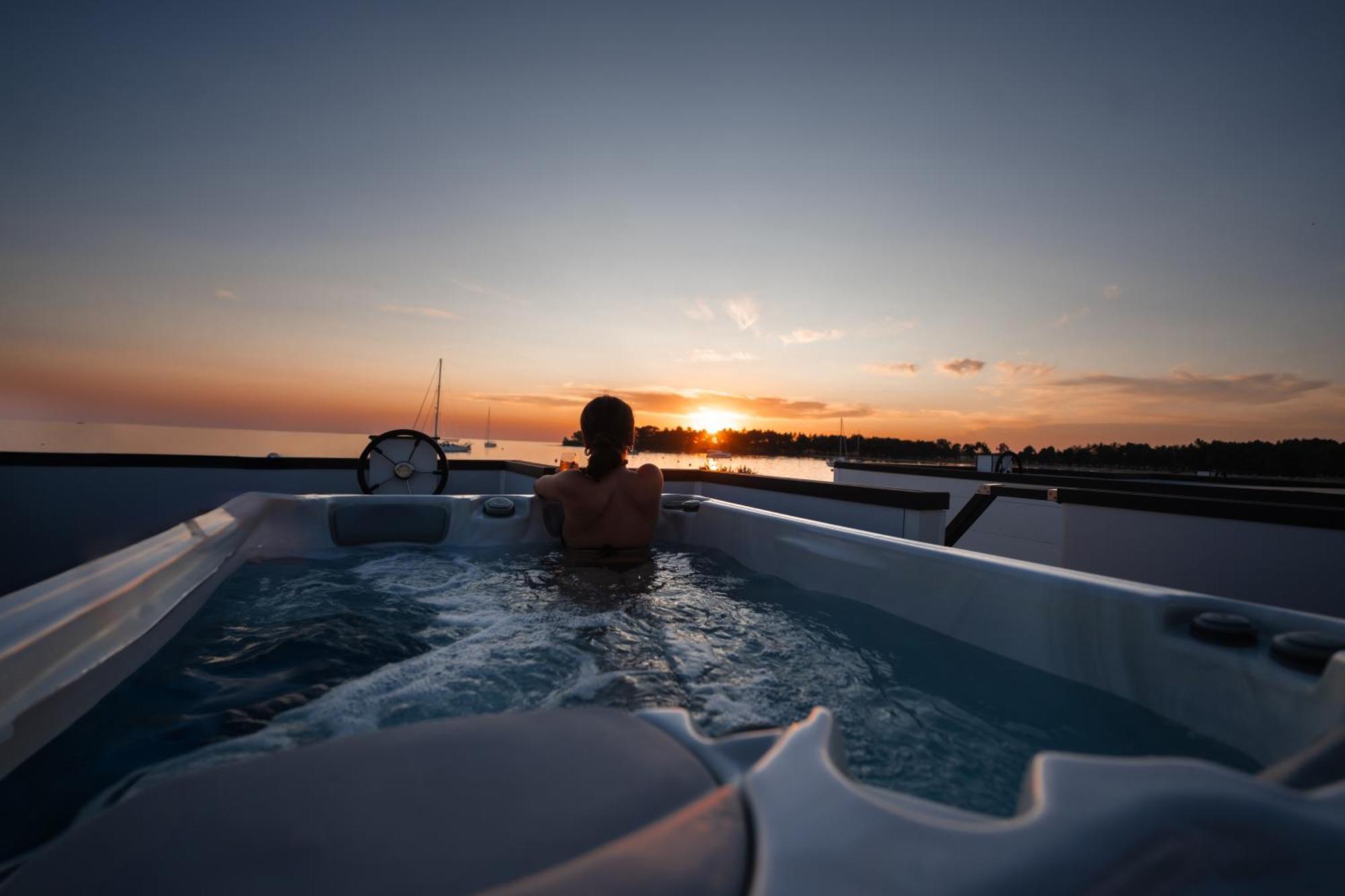 The Sea Lodges Novigrad - Bootshaus Floating Sea House Esterno foto