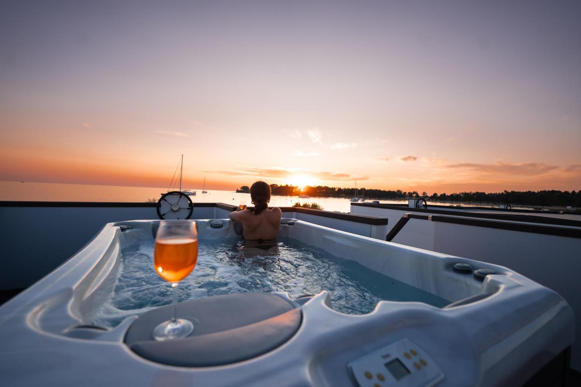 The Sea Lodges Novigrad - Bootshaus Floating Sea House Esterno foto